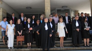 Адвокати на протест пред Съдебната палата в Пловдив
