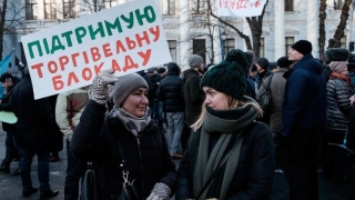 Протестиращи в Киев поискаха блокада на Донбас