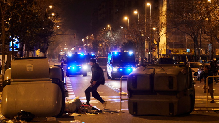 Протестите в Испания срещу ареста на рапъра Пабло Асел, който