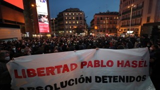 срещу вкарването в затвора на рапър за обида на полицията