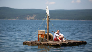 Димитър Рачков корабокрушира и оцелява на малък дървен сал Или