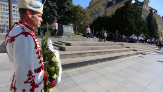 С изпълнения на Софийския духов оркестър и Националната гвардейска част