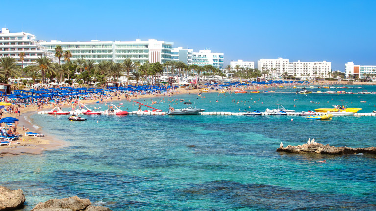 Кипър открива плажния сезон при стриктни мерки