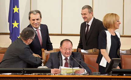 180 "за" оставката на Орешарски; Президентът заръча: Нов бюджет до 6 август