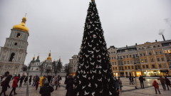 "Русия няма да ни открадне Коледа": В Киев грейна празнична елха