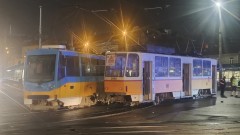 Зрелищна катастрофа между два трамвая и микробус в нощна София (СНИМКИ)