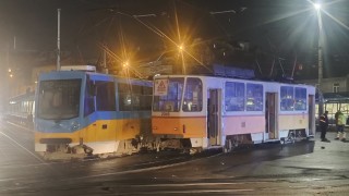 Зрелищна катастрофа между два трамвая и микробус в нощна София (СНИМКИ)