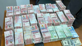 Митнически служители откриха недекларирана валута на стойност 1 011 038