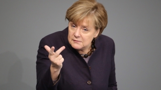 Почти половината германци искат Ангела Меркел да подаде оставка информира