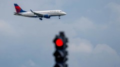 Двама служители на Delta загинаха при експлозия на гума на летището в Атланта