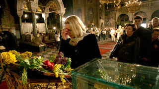 Снабдяват свещениците в Бургас със защитни шлемове за Цветница