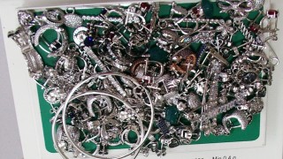 Задържаха близо 7 кг сребърни накити в двойно дъно на