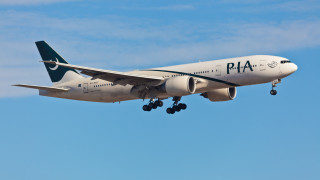 Пътнически самолет е катастрофирал близо до град Карачи в Пакистан