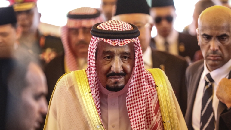 Кралят на Саудитска Арабия на тур в Азия с 450 тона багаж