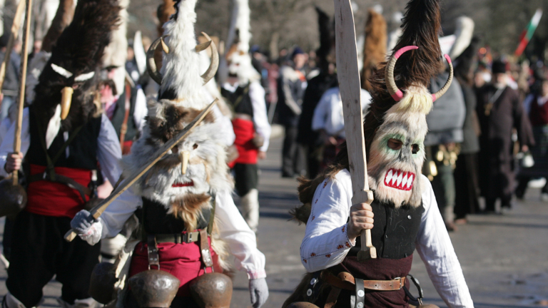 Международният фестивал на маскарадните игри Сурва може тази година да