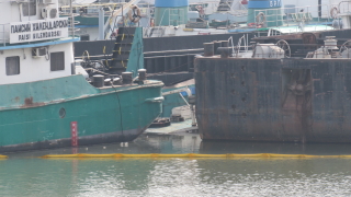 Кораб си стои трета седмица потънал в Дунав до Русе