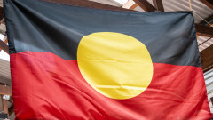 Правителството на Австралия купи авторските права върху знамето на аборигените
