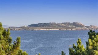 Да избягаме на малък самотен остров си е мечта за