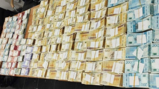 Митнически служители откриха недекларирана валута в размер на 2 118