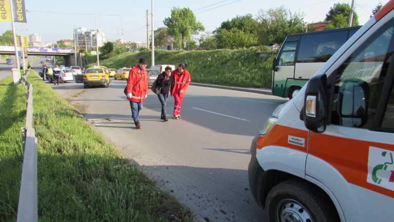 Автобус от градския транспорт в Пловдив блъсна възрастна жена, съобщи