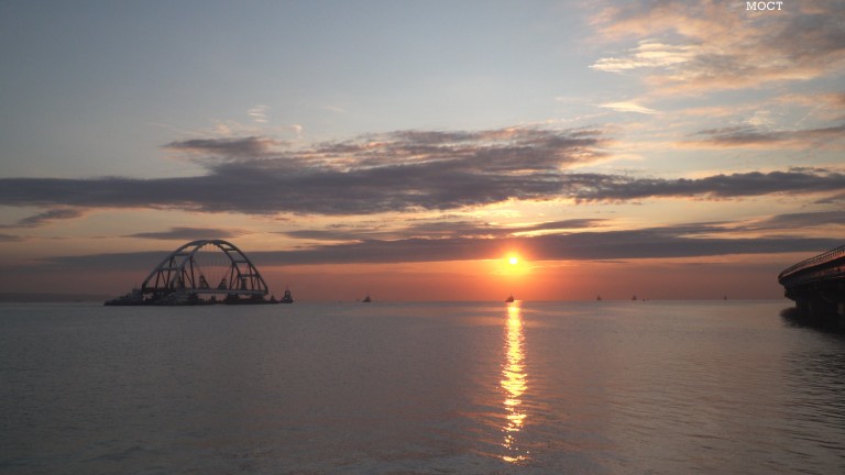 Руските военни затвориха Керченския пролив за преминаваме през нощта