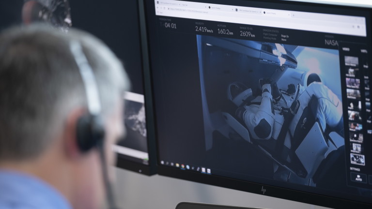 Астронавтите на борда на Crew Dragon свалиха скафандри