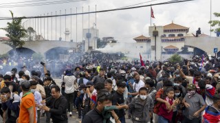 Армията поема контрола в Катманду сред безредици и пожари