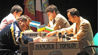 Топалов започна с победа срещу Иванчук