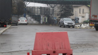 Трима маскирани задигнаха над 1000 лв. и машина за винетки от бензиностанция в София