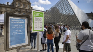 Въвеждането на потвърждаващи че дадено лице е ваксинирано преболедувало е