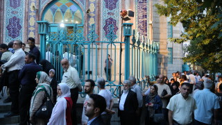 Гласуването на предсрочните президентски избори в Иран приключи но започна