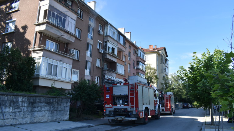 Трима леко обгазени при пожар във Варна
