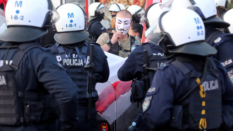 278 поляци задържани на протестите във Варшава срещу ограниченията