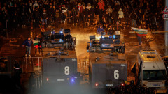Полицаи и фенове са ранени на протеста 