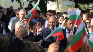 Очевидно държавата се управлява чрез нечий телефон а не през