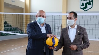 Министър Кралев откри волейболна зала във Враца