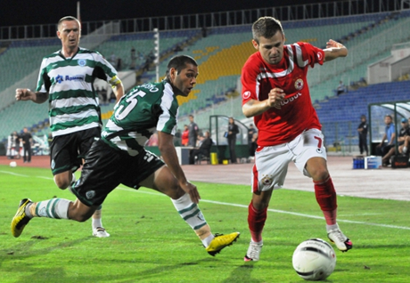 Делев се бие с фен на Пирин след мача