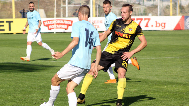 Ботев (Пловдив) победи съименника си от Гълъбово с 2:0 в