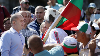 е изцяло нетипична за неговата позиция Той на практика оглавява