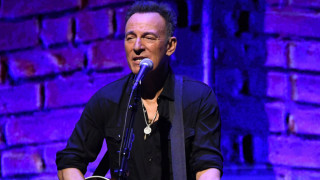 Редица американски музиканти актьори и други известни личности намериха различни