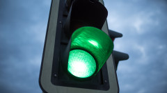 Мигащият зелен сигнал на светофарите в София остава