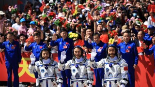 Китай изстреля трима астронавти в космоса за да заменят екипажа