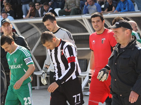 Дълъг лагер на "смърфовете", Караджов тръгва за чужбина