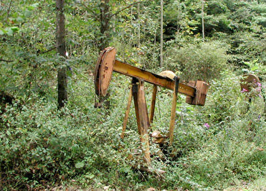 Цената на петрола остана под $63 за барел 