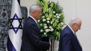 Израелският президент Реувен Ривлин връчва на председателя на парламента Кнесета
