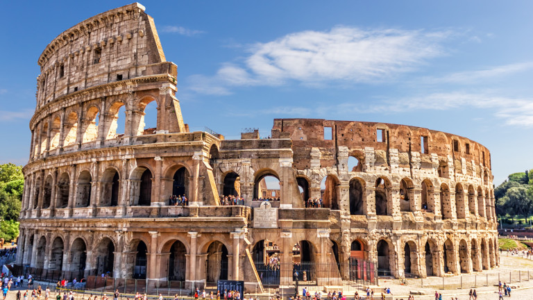 Властите в Италия издирват турист, издълбал името си на Колизеума