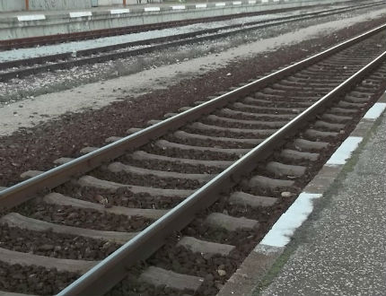 Дерайлирал влак спря движението по линията Казанлък - София