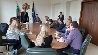 Заместник министърът на младежта и спорта Николай Павлов подписа договори с