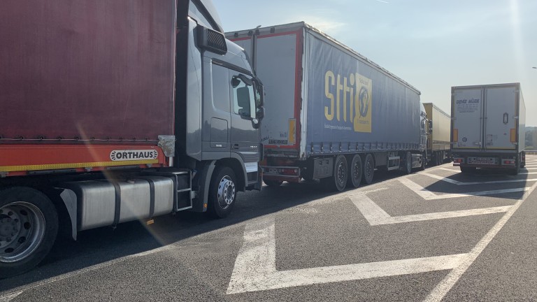 Жители на Мартен искат промяна в движението на камионите при Дунав мост