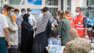 Канада ще обмисли приемането на допълнителни афганистански бежанци които са